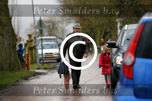 Uitdam - Zuiderwoude 29 januari 2015
De vader van Katja Schuurman haaltr zijn kleindochter Sammie op van school.