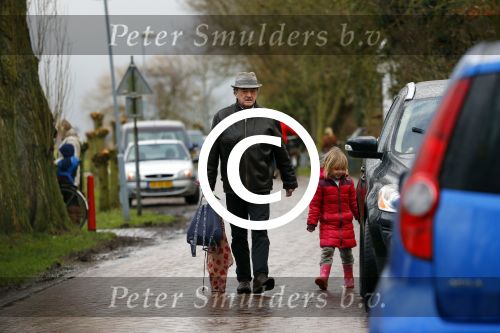 Uitdam - Zuiderwoude 29 januari 2015
De vader van Katja Schuurman haaltr zijn kleindochter Sammie op van school.