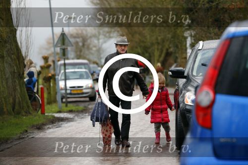 Uitdam - Zuiderwoude 29 januari 2015
De vader van Katja Schuurman haaltr zijn kleindochter Sammie op van school.