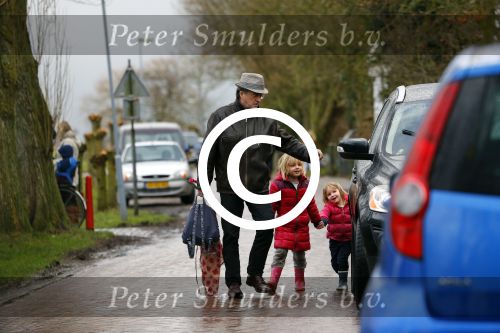 Uitdam - Zuiderwoude 29 januari 2015
De vader van Katja Schuurman haaltr zijn kleindochter Sammie op van school.