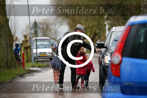 Uitdam - Zuiderwoude 29 januari 2015
De vader van Katja Schuurman haaltr zijn kleindochter Sammie op van school.