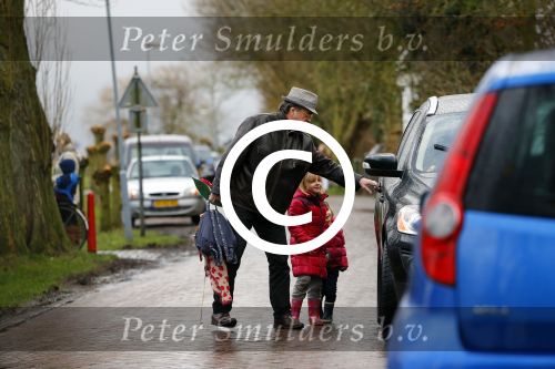 Uitdam - Zuiderwoude 29 januari 2015
De vader van Katja Schuurman haaltr zijn kleindochter Sammie op van school.