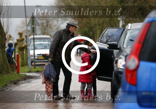 Uitdam - Zuiderwoude 29 januari 2015
De vader van Katja Schuurman haaltr zijn kleindochter Sammie op van school.