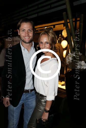 Amsterdam 11 oktober 2012
15 jarig bestaan van de armani winkel op de pc hooftstraat. Kimberly Klaver met vriend
Peter Smulders bv