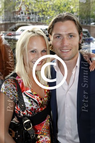 Amsterdam 2 juni 2009
Presentatie van de nieuwe samsung lady phone in de duif. Kimberly Klaver met vriend
Peter Smulders bv