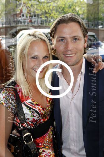Amsterdam 2 juni 2009
Presentatie van de nieuwe samsung lady phone in de duif. Kimberly Klaver met vriend
Peter Smulders bv