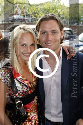 Amsterdam 2 juni 2009
Presentatie van de nieuwe samsung lady phone in de duif. Kimberly Klaver met vriend
Peter Smulders bv