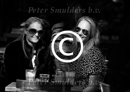 Amsterdam 24 mart 2014
Kimberly en Stephanie Klaver op terras.