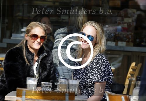 Amsterdam 24 mart 2014
Kimberly en Stephanie Klaver op terras.
