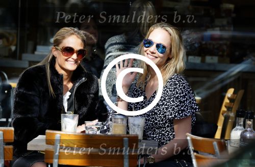 Amsterdam 24 mart 2014
Kimberly en Stephanie Klaver op terras.