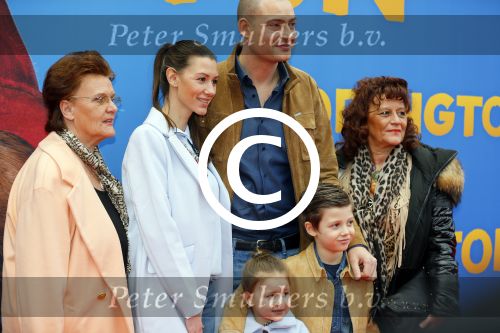 Amsterdam 8 februari 2015
Premiere Paddington in Pathe Arena met stemmencast Beau v Erven Dorens en Lange Frans.
Lange Frans met Ex danielle v Aalderen zij n kinderen en moeder en schoonmoeder