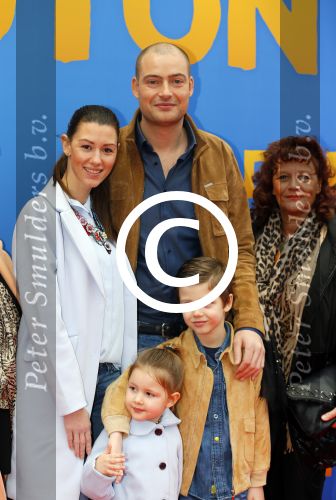 Amsterdam 8 februari 2015
Premiere Paddington in Pathe Arena met stemmencast Beau v Erven Dorens en Lange Frans.
Lange Frans met Ex danielle v Aalderen zij n kinderen en moeder en schoonmoeder