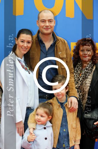 Amsterdam 8 februari 2015
Premiere Paddington in Pathe Arena met stemmencast Beau v Erven Dorens en Lange Frans.
Lange Frans met Ex danielle v Aalderen zij n kinderen en moeder en schoonmoeder