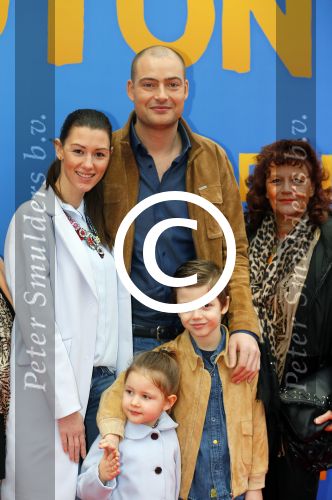 Amsterdam 8 februari 2015
Premiere Paddington in Pathe Arena met stemmencast Beau v Erven Dorens en Lange Frans.
Lange Frans met Ex danielle v Aalderen zij n kinderen en moeder en schoonmoeder