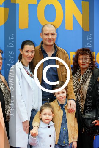 Amsterdam 8 februari 2015
Premiere Paddington in Pathe Arena met stemmencast Beau v Erven Dorens en Lange Frans.
Lange Frans met Ex danielle v Aalderen zij n kinderen en moeder en schoonmoeder