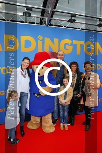 Amsterdam 8 februari 2015
Premiere Paddington in Pathe Arena met stemmencast Beau v Erven Dorens en Lange Frans.
Lange Frans met Ex danielle v Aalderen zij n kinderen en moeder en schoonmoeder