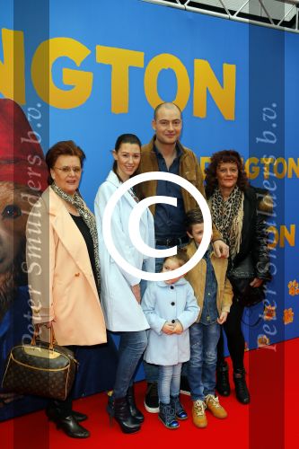 Amsterdam 8 februari 2015
Premiere Paddington in Pathe Arena met stemmencast Beau v Erven Dorens en Lange Frans.
Lange Frans met Ex danielle v Aalderen zij n kinderen en moeder en schoonmoeder