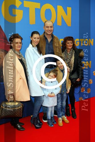 Amsterdam 8 februari 2015
Premiere Paddington in Pathe Arena met stemmencast Beau v Erven Dorens en Lange Frans.
Lange Frans met Ex danielle v Aalderen zij n kinderen en moeder en schoonmoeder