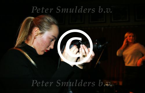Amsterdam 26 januari 2015
CD presentatie Angela Groothuizen in people\'s place.
Angela treedt op met dochter Nona en haar andere dochter Lola filmt het concert.
Man Rob Mooij is natuurlijk ook aanwezig.