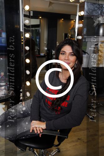 Apeldoorn 19 januari 2015
Melisa v d Meyde en Andy in haar salon en bij hun nieuwe huis. Melisa heeft voortaan de sizero van tamara Elbaz.