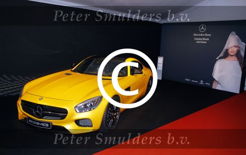 Amsterdam 23 januari 2015
Anna Drijver op de fietsRed carpet op de amsterdam fashion week powered by Mercedes