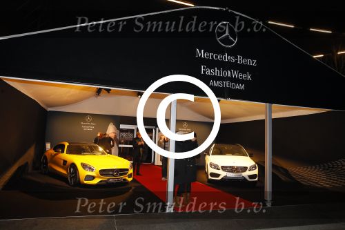 Amsterdam 23 januari 2015
Anna Drijver op de fietsRed carpet op de amsterdam fashion week powered by Mercedes