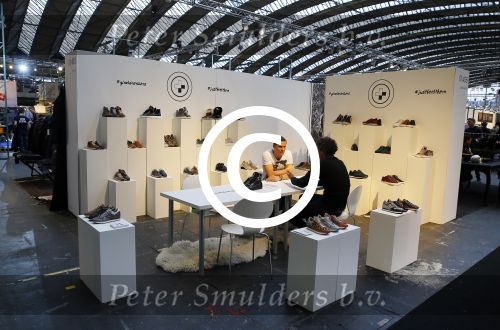 Amsterdam 26 januari 2015
Winston Post draait als dj op de buddha to buddha stand op de modefabriek in de rai.
Goldbergh van Sandra Peet heeft een mooie stand.
Portare heeft twee neiwue merken. Pierre v Hooijdonk staat er met Metro Sneakers.
Mooie container als stand en Goosecraft heeft een hele mooie stand.