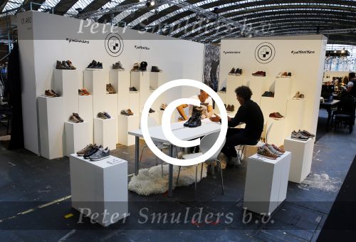 Amsterdam 26 januari 2015
Winston Post draait als dj op de buddha to buddha stand op de modefabriek in de rai.
Goldbergh van Sandra Peet heeft een mooie stand.
Portare heeft twee neiwue merken. Pierre v Hooijdonk staat er met Metro Sneakers.
Mooie container als stand en Goosecraft heeft een hele mooie stand.