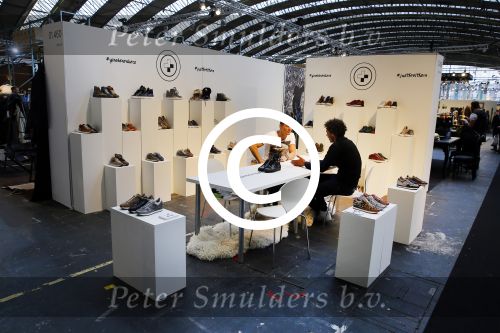 Amsterdam 26 januari 2015
Winston Post draait als dj op de buddha to buddha stand op de modefabriek in de rai.
Goldbergh van Sandra Peet heeft een mooie stand.
Portare heeft twee neiwue merken. Pierre v Hooijdonk staat er met Metro Sneakers.
Mooie container als stand en Goosecraft heeft een hele mooie stand.