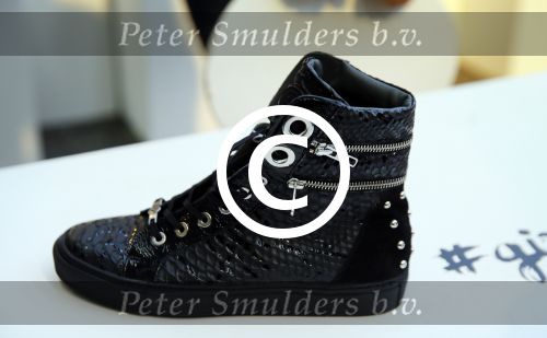 Amsterdam 26 januari 2015
Winston Post draait als dj op de buddha to buddha stand op de modefabriek in de rai.
Goldbergh van Sandra Peet heeft een mooie stand.
Portare heeft twee neiwue merken. Pierre v Hooijdonk staat er met Metro Sneakers.
Mooie container als stand en Goosecraft heeft een hele mooie stand.