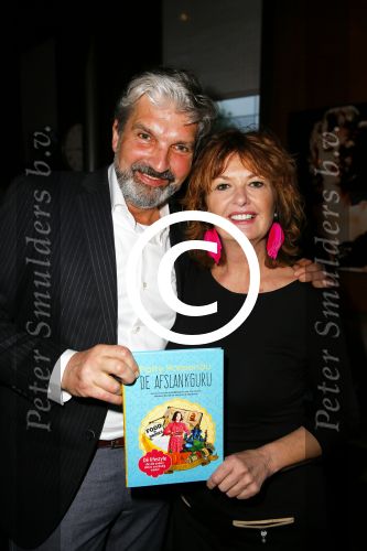 Amsterdam 4 februari 2015  
Boek presentatie van Patty Harpenau. Evert Santegoeds reikt het eerste boek uit.
Patty heeft het samen met Otto Haan gemaakt.