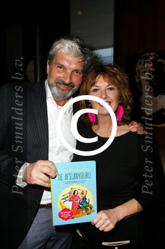 Amsterdam 4 februari 2015  
Boek presentatie van Patty Harpenau. Evert Santegoeds reikt het eerste boek uit.
Patty heeft het samen met Otto Haan gemaakt.