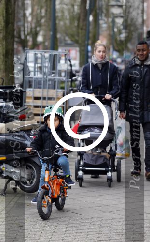 Amsterdam 27 januari 2015
Doutzen Kroes en Sunnery James met zoontje Phyllon James (Gorre)achter de kinderwagen in Amsterdam zuid.