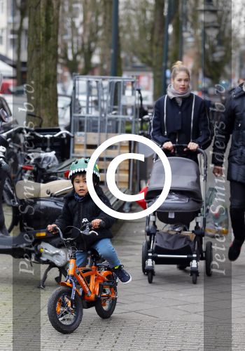 Amsterdam 27 januari 2015
Doutzen Kroes en Sunnery James met zoontje Phyllon James (Gorre)achter de kinderwagen in Amsterdam zuid.