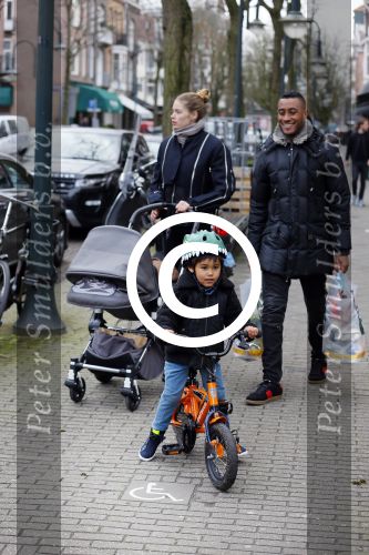 Amsterdam 27 januari 2015
Doutzen Kroes en Sunnery James met zoontje Phyllon James (Gorre)achter de kinderwagen in Amsterdam zuid.