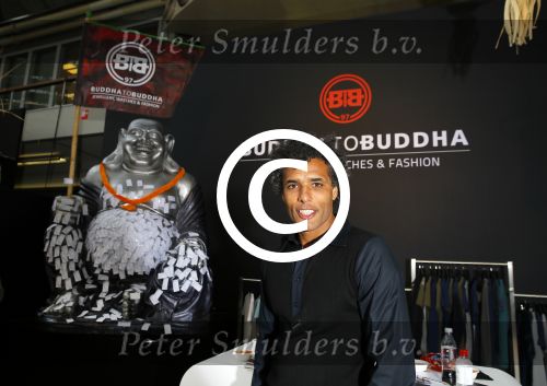 Amsterdam 26 januari 2015
Winston Post draait als dj op de buddha to buddha stand op de modefabriek in de rai.
Goldbergh van Sandra Peet heeft een mooie stand.
Portare heeft twee neiwue merken. Pierre v Hooijdonk staat er met Metro Sneakers.
Mooie container als stand en Goosecraft heeft een hele mooie stand.