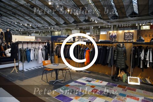 Amsterdam 26 januari 2015
Winston Post draait als dj op de buddha to buddha stand op de modefabriek in de rai.
Goldbergh van Sandra Peet heeft een mooie stand.
Portare heeft twee neiwue merken. Pierre v Hooijdonk staat er met Metro Sneakers.
Mooie container als stand en Goosecraft heeft een hele mooie stand.