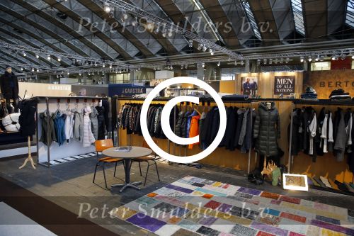 Amsterdam 26 januari 2015
Winston Post draait als dj op de buddha to buddha stand op de modefabriek in de rai.
Goldbergh van Sandra Peet heeft een mooie stand.
Portare heeft twee neiwue merken. Pierre v Hooijdonk staat er met Metro Sneakers.
Mooie container als stand en Goosecraft heeft een hele mooie stand.