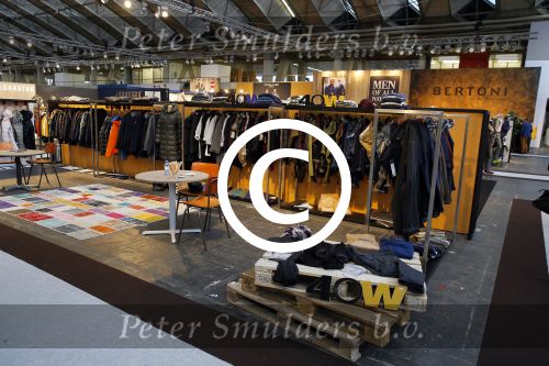 Amsterdam 26 januari 2015
Winston Post draait als dj op de buddha to buddha stand op de modefabriek in de rai.
Goldbergh van Sandra Peet heeft een mooie stand.
Portare heeft twee neiwue merken. Pierre v Hooijdonk staat er met Metro Sneakers.
Mooie container als stand en Goosecraft heeft een hele mooie stand.