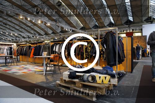 Amsterdam 26 januari 2015
Winston Post draait als dj op de buddha to buddha stand op de modefabriek in de rai.
Goldbergh van Sandra Peet heeft een mooie stand.
Portare heeft twee neiwue merken. Pierre v Hooijdonk staat er met Metro Sneakers.
Mooie container als stand en Goosecraft heeft een hele mooie stand.