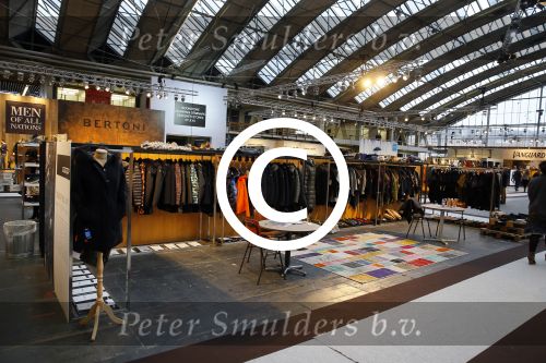Amsterdam 26 januari 2015
Winston Post draait als dj op de buddha to buddha stand op de modefabriek in de rai.
Goldbergh van Sandra Peet heeft een mooie stand.
Portare heeft twee neiwue merken. Pierre v Hooijdonk staat er met Metro Sneakers.
Mooie container als stand en Goosecraft heeft een hele mooie stand.