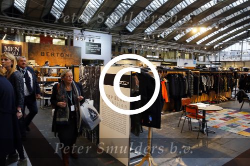 Amsterdam 26 januari 2015
Winston Post draait als dj op de buddha to buddha stand op de modefabriek in de rai.
Goldbergh van Sandra Peet heeft een mooie stand.
Portare heeft twee neiwue merken. Pierre v Hooijdonk staat er met Metro Sneakers.
Mooie container als stand en Goosecraft heeft een hele mooie stand.