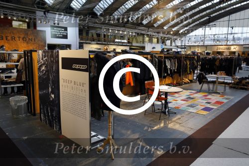Amsterdam 26 januari 2015
Winston Post draait als dj op de buddha to buddha stand op de modefabriek in de rai.
Goldbergh van Sandra Peet heeft een mooie stand.
Portare heeft twee neiwue merken. Pierre v Hooijdonk staat er met Metro Sneakers.
Mooie container als stand en Goosecraft heeft een hele mooie stand.