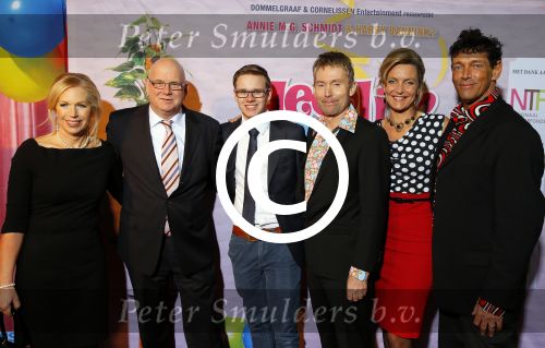 Breda 1 februari 2015
Premiere Heerlijk duurt het langst in het chasse theater.
Ruud De Graaf, Hans Cornelissen en Suzanne van Dommelen met partners