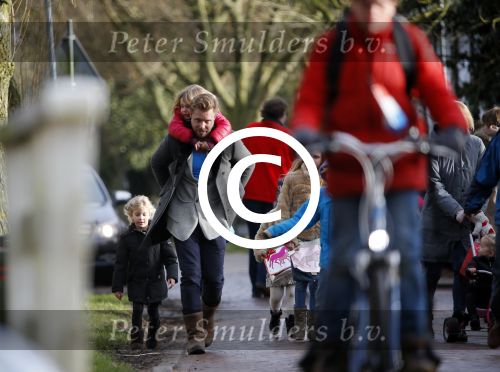 Zuiderwoude 9 februari 2015
Thijs Romer haalt dochter Sammie van school