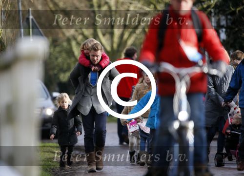Zuiderwoude 9 februari 2015
Thijs Romer haalt dochter Sammie van school