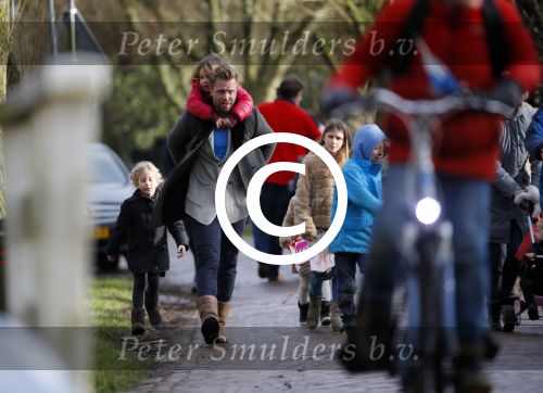Zuiderwoude 9 februari 2015
Thijs Romer haalt dochter Sammie van school