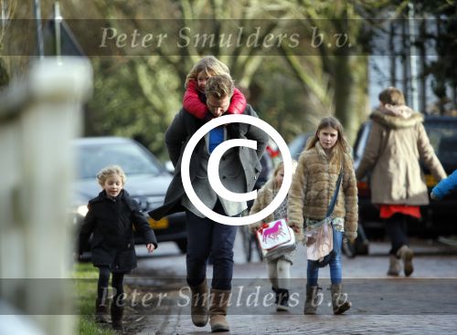 Zuiderwoude 9 februari 2015
Thijs Romer haalt dochter Sammie van school