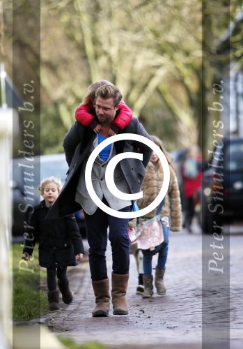 Zuiderwoude 9 februari 2015
Thijs Romer haalt dochter Sammie van school
