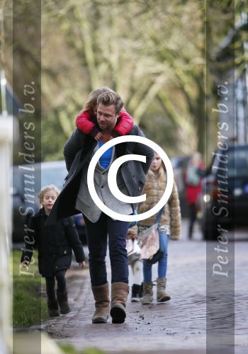 Zuiderwoude 9 februari 2015
Thijs Romer haalt dochter Sammie van school